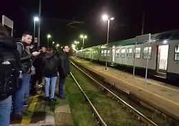 Il diretto parte e lascia a terra il capotreno, caos e ritardi