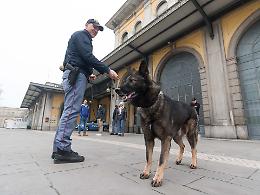 Polizia: giro di vite sullo spaccio, agenti in stazione con i cani 