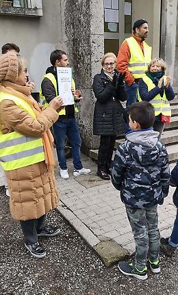 Negozianti anti mozziconi, premi dagli alunni