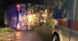 Impatta contro un cumulo di terra e si ribalta con l'auto