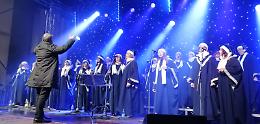 FOTO Maxi albero, luci, coro gospel e danza