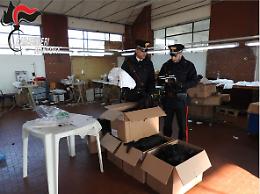 Sfruttati nel laboratorio tessile, due arresti