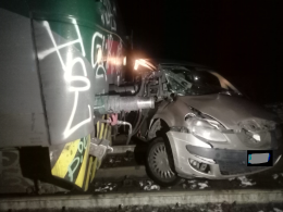 Auto travolta da treno al passaggio a livello chiuso, autista miracolato