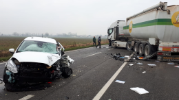 Scontro tra due auto e mezzo pesante, traffico in tilt