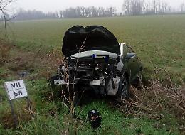 Auto sbanda e finisce fuori strada, ferite due persone
