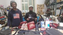 Perde il portafogli, migranti lo rendono al pensionato disperato