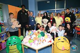 La Vanoli in Pediatria con i peluches del Teddy Bear Toss