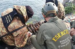 Bonifica, via 300 bombe dal fondale del Lago d'Iseo
