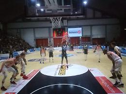 Trionfo Vanoli, con Varese secondo tempo da urlo (93-72)