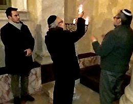 Sinagoga affollata per la Festa dei lumi
