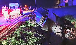 Finiscono fuoristrada con l'auto, due feriti non gravi