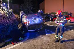 Incidente in via Giordano, auto ribaltata
