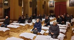 In preghiera sulle balle di fieno