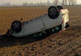 Fuoristrada, auto cappottata e 27enne ferita