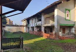 Scoppia l'incendio, strage sventata da vicini e pompieri
