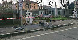 Fondo ghiacciato, abbattuto il semaforo della ferrovia