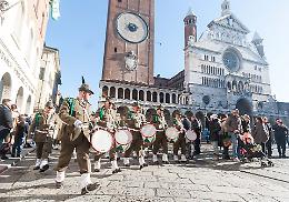 Alpini, la fanfara in centro tra emozioni e applausi