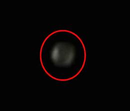 Fenomeno misterioso nella notte: sfera luminosa avvistata nel cielo