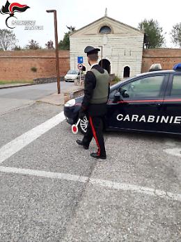 Finisce nel canale con l'auto: denunciato per guida in stato di ebbrezza