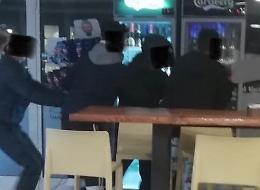 Trambusto, insulti e poi botte al bar
