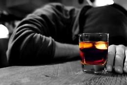 Fra i giovani dilaga il «binge drinking»