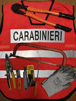 Possesso ingiustificato di attrezzi da scasso, tre denunciati