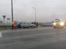 Schianto all'incrocio fra tre auto, grave una 69enne
