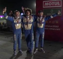 Cabini festeggia il traguardo, completata la sua 22esima Dakar