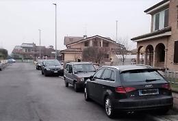 Marciapiedi, parcheggi selvaggi: 'Impossibile muoversi'