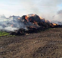 Rotoballe di fieno a fuoco a Monasterolo 