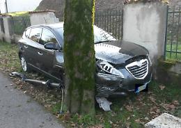 Con l'auto contro recinzione e pianta, grave 66enne di Crema