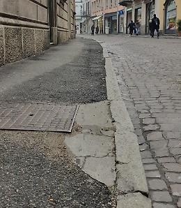 Via Cavour, cadute: 'Colpa della strada, troppo dissestata'
