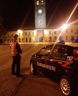 Ubriaca, vaga nella notte a bordo strada e aggredisce i carabinieri che provano a soccorrerla