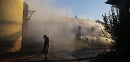 Incendio in un  barchessale:  distrutti  almeno 300 rotoballe e quintali di legna