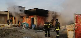 Incendio in una villa in costruzione, fiamme domate dai pompieri