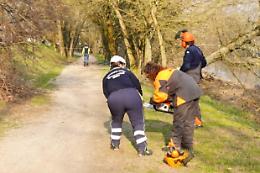 FOTO I volontari del gruppo Lo Sparviere in azione lungo le rive del Serio