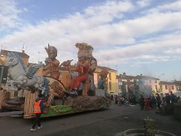 Carnevale a Pescarolo, sfilano i carri tra stelle filanti e musica