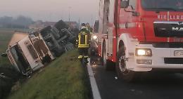 Camion si ribalta nel fosso, paura e ferite per l'autista