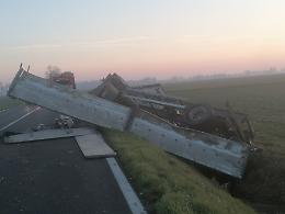 FOTO Il camion con rimorchio ribaltato in un fosso tra Cicognolo e Pieve San Giacomo