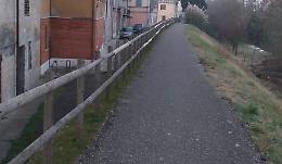 Baby vandali in azione. Scale e pilastri in cemento ko