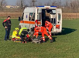 Cade rovinosamente dal tetto, ferito operaio 50enne
