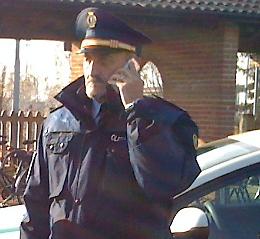 Insulta e investe il comandante dei vigili, a processo