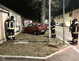 Carambola e schianto, l’auto sfiora la cabina del metano