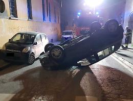 Si ribalta con l'auto, ammette subito di aver bevuto