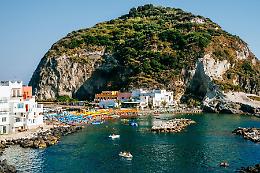 Coronavirus: Ischia, stop a turisti lombardi e veneti. Il prefetto annulla