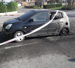 Auto e cassonetto incendiati: non si esclude la pista dolosa
