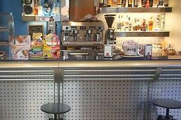 Serve da bere al bancone, denunciato barista 41enne