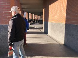 Coronavirus, in coda davanti ai supermercati per la spesa