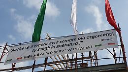 Coronavirus, striscioni con citazioni su un cantiere edile