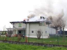 Le drammatiche immagini della villetta incendiata